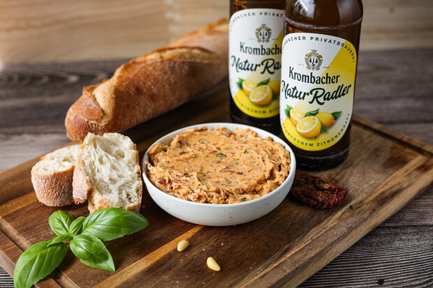 Die fertige Tomaten-Kräuterbutter mit Krombacher NaturRadler.