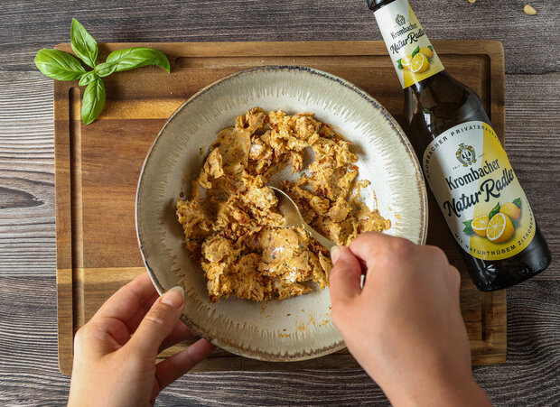 Die Masse wird mit einem Löffel gerührt.