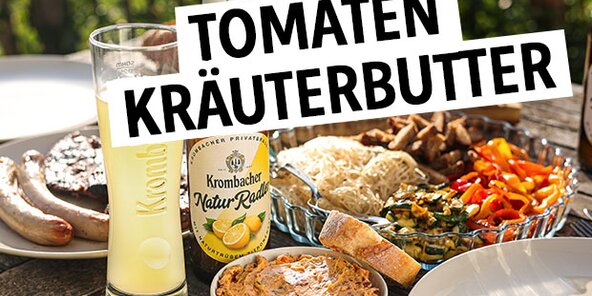 Selbstgemachte Tomatenkräuterbutter auf einem Holztisch mit Grillgut.