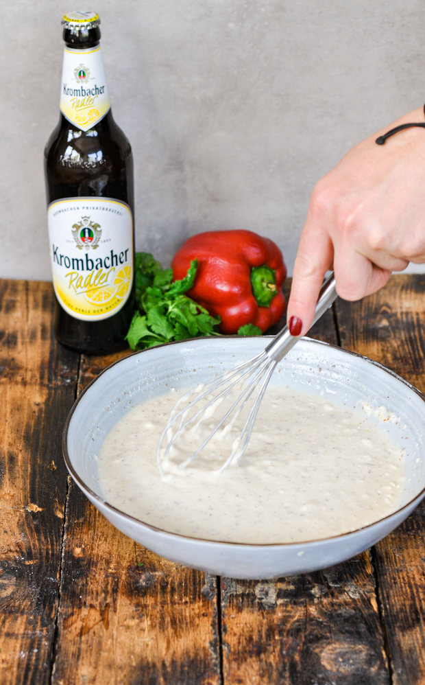 Der Teig für die Crepes wird vorbereitet.