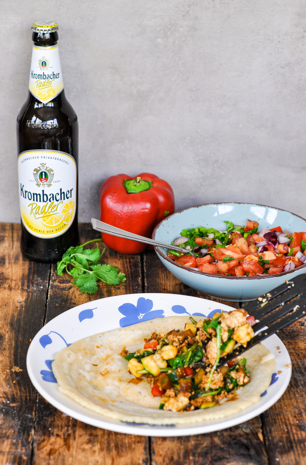 Die Crepes werden mit dem Pfanneninhalt und dem Gemüse bestückt.