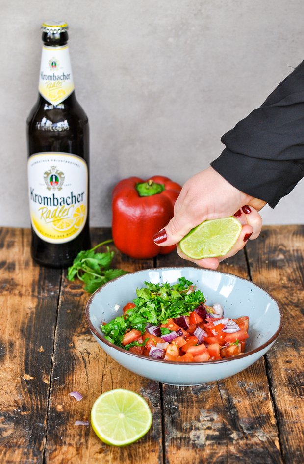 Das Geschnittene Gemüse wird mit einer Limette verstärkt.