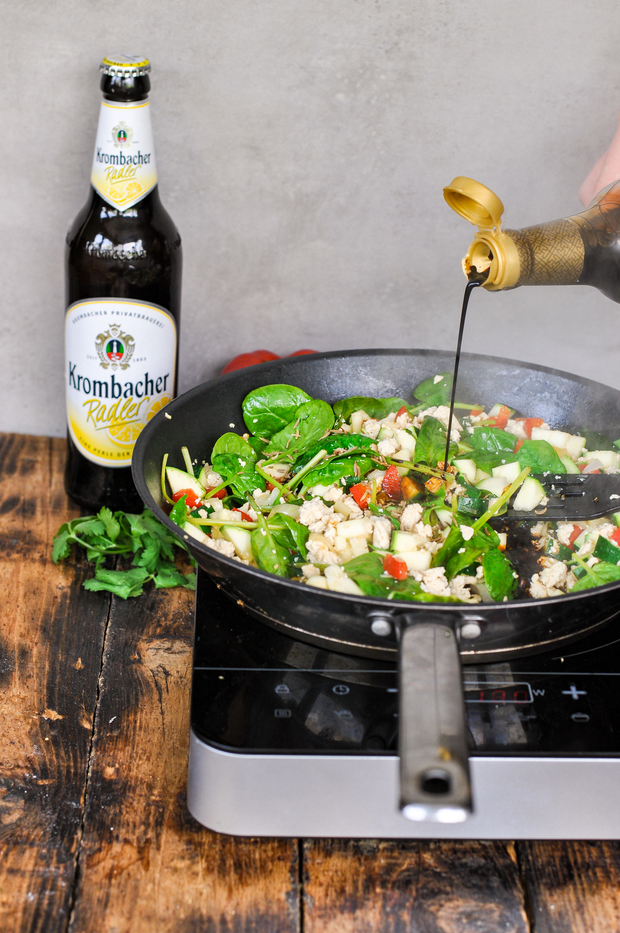 Die Pfanne wird mit geschnittenem Gemüse und Salat aufgefüllt.