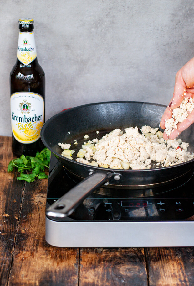 In dieser Pfanne werden Zwiebeln, Knoblauch und Tofu angebraten.