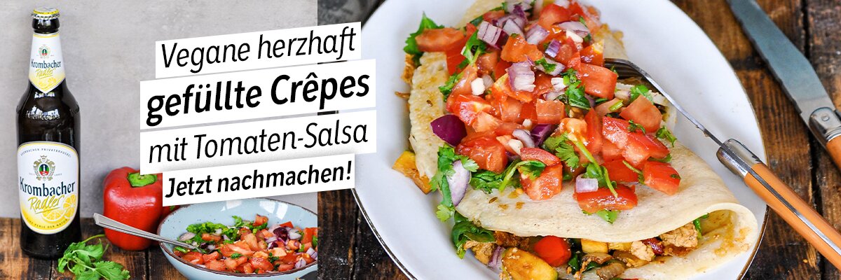 Ein vegan herzhaft gefüllter Crepe mit Tomaten Salsa neben einem Krombacher Radler.