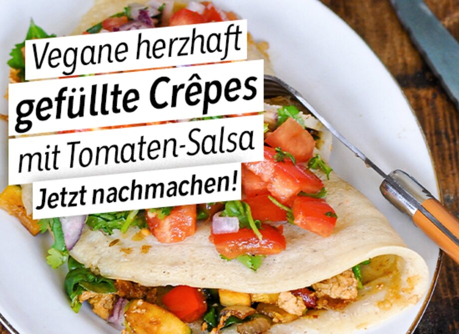 Ein vegan herzhaft gefüllter Crepe mit Tomaten Salsa.