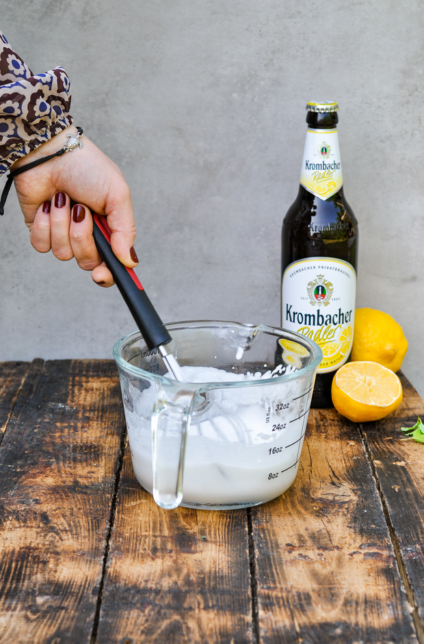 Für die Mousse wird Kokosmilch in einem Becher geschlagen.