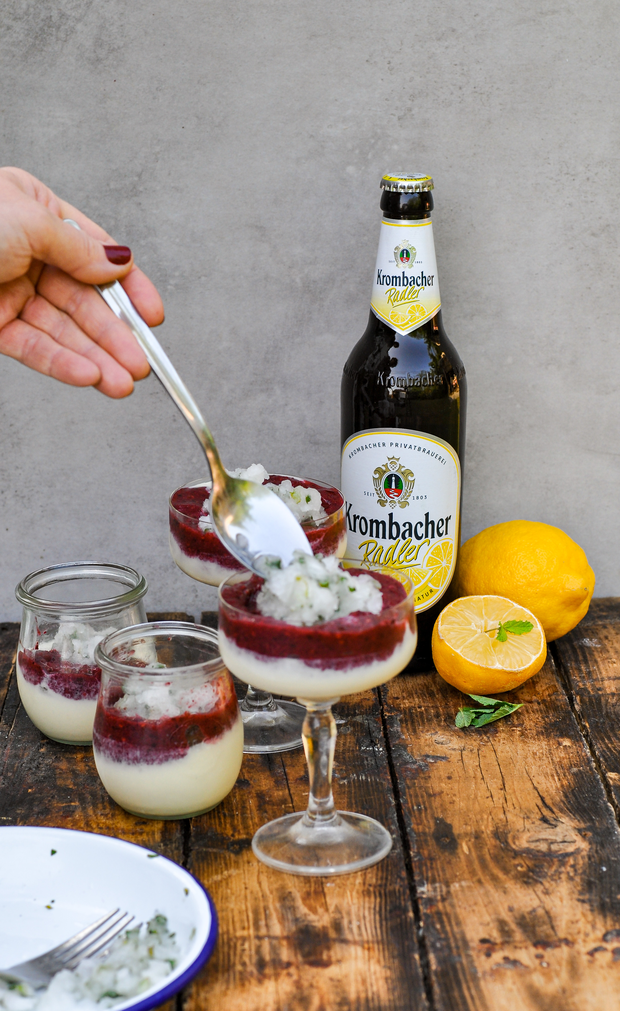 Fruchtspiegel und Minzgranite wird als Topping auf die Mousse getropft.