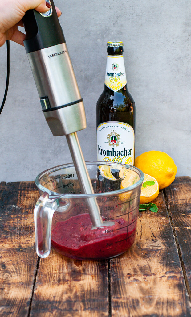 Früchte werden mit einem Mixer zu Soße umfunktioniert.