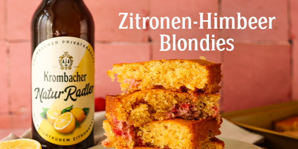 Vier aufeinandergestapelte Zitronen-Himbeer-Blondies auf einem Teller.