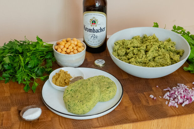 Die Patties liegen mit Gewürzen auf einem Teller.