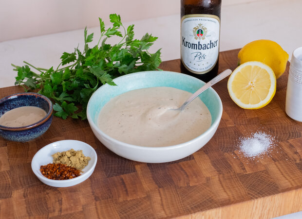 Die Burgersoße wird in einer kleinen blauen Schüssel vorbereitet.