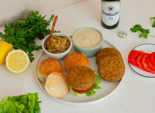 Die Burger werden auf dem Teller belegt.