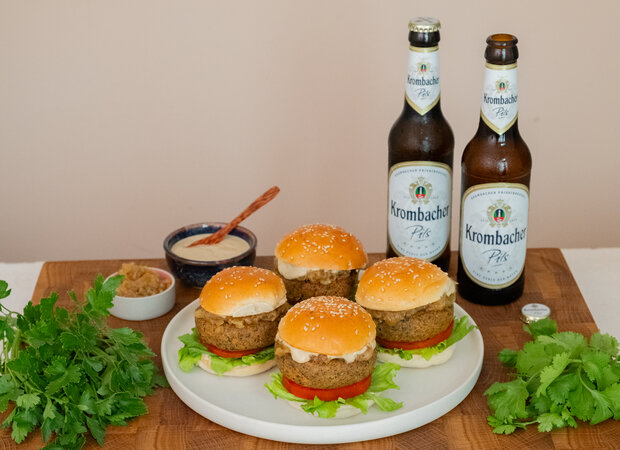 Vier selbstgemachte Mini Falafel Burger auf einem Teller.