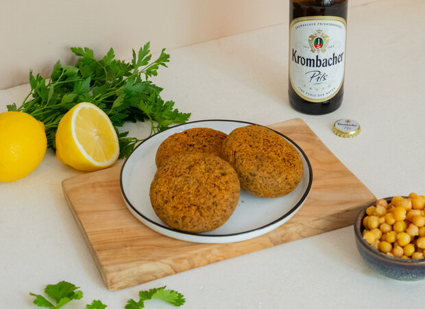 Die fertigen Patties liegen auf einem Teller.