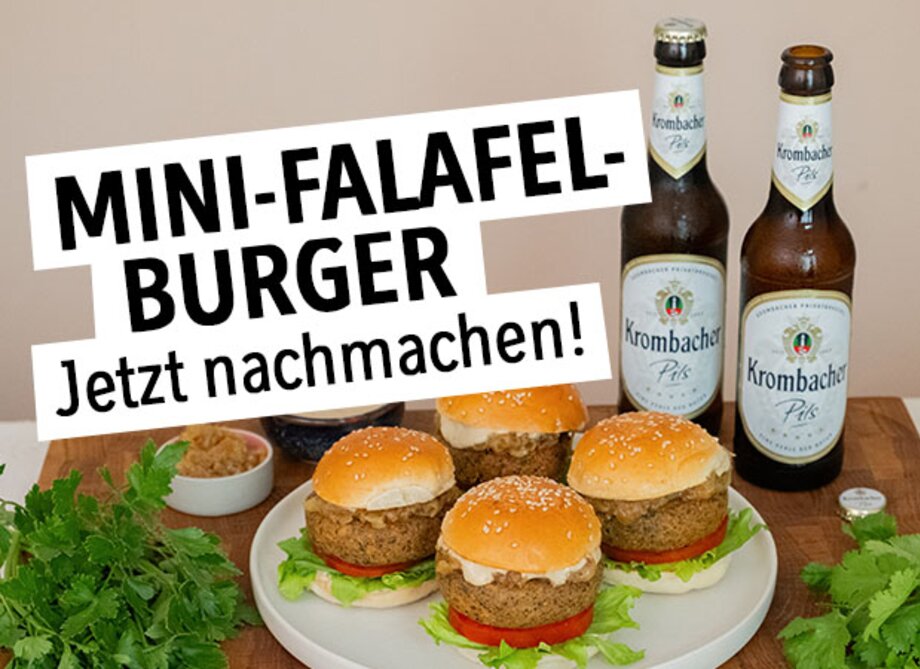 Vier selbstgemachte Mini Falafel Burger auf einem Teller.