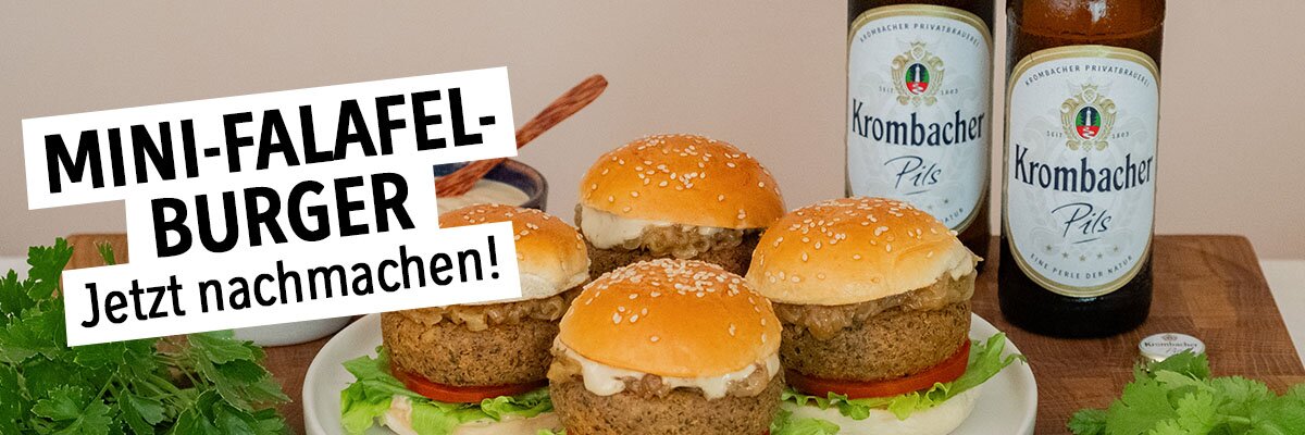 Vier selbstgemachte Mini Falafel Burger auf einem Teller.