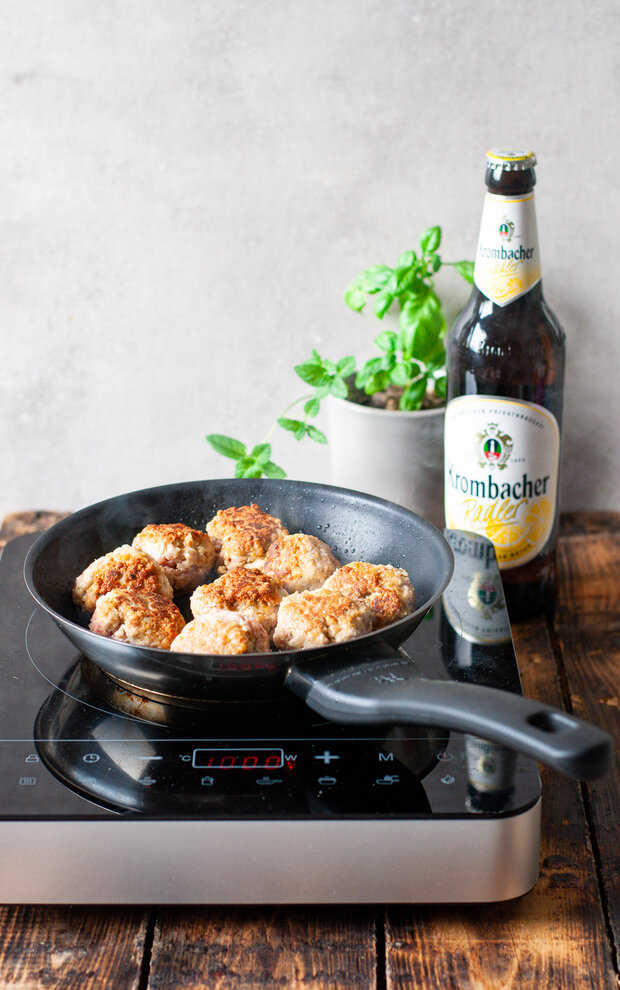 Die Fleischbällchen werden in einer Pfanne erhitzt