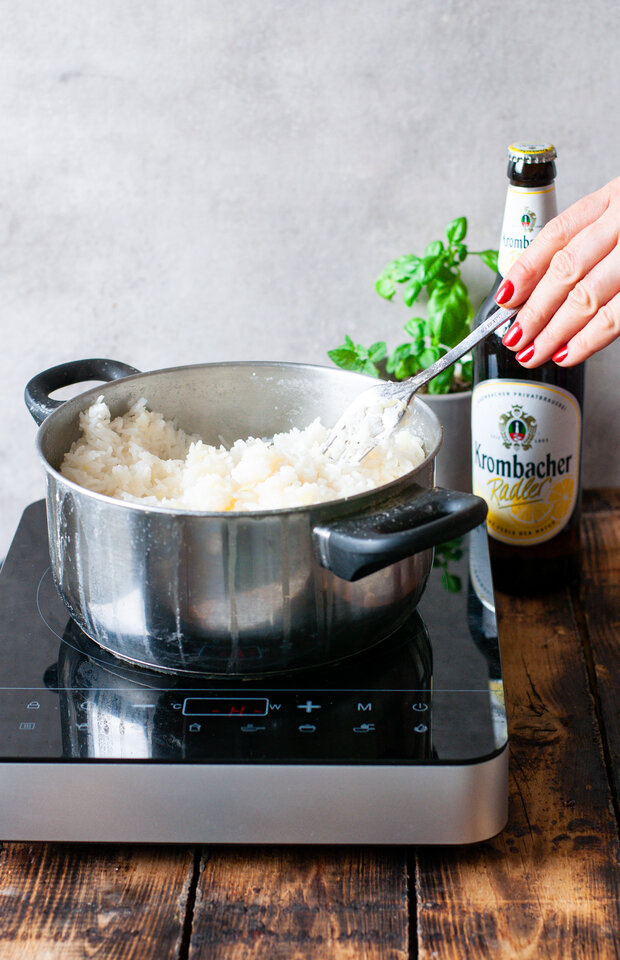 Reis wird in einem großen Topf gekocht.