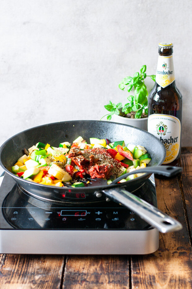 Gemüse wird in einer Pfanne angebraten.