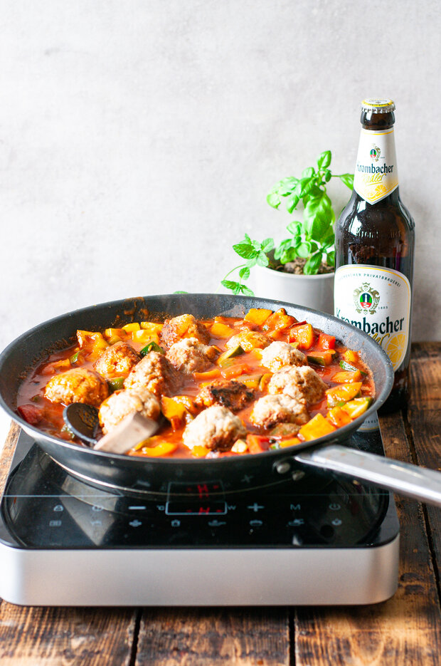 Zu den Fleischbällchen wird das Gemüse in die Pfanne gegeben.