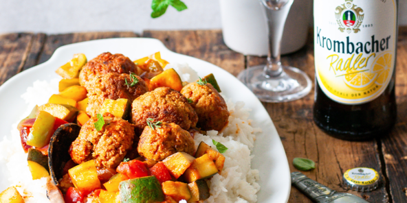 Ein Pinkanter Gemüse-Reis mit Fleischbällchen.