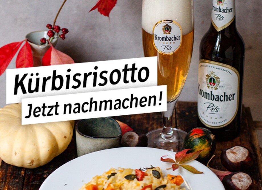 Ein Teller mit selbstgemachtem Kürbisrisotto steht vor einer Flasche Bier und einem Glas.