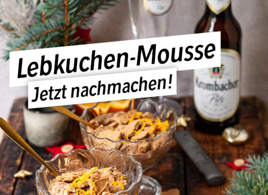 Zwei Schalen mit Lebkuchen-Mousse, garniert mit Orangenschalen. Im Hintergrund steht eine Flasche 'Krombacher' und Weihnachtsdekoration.