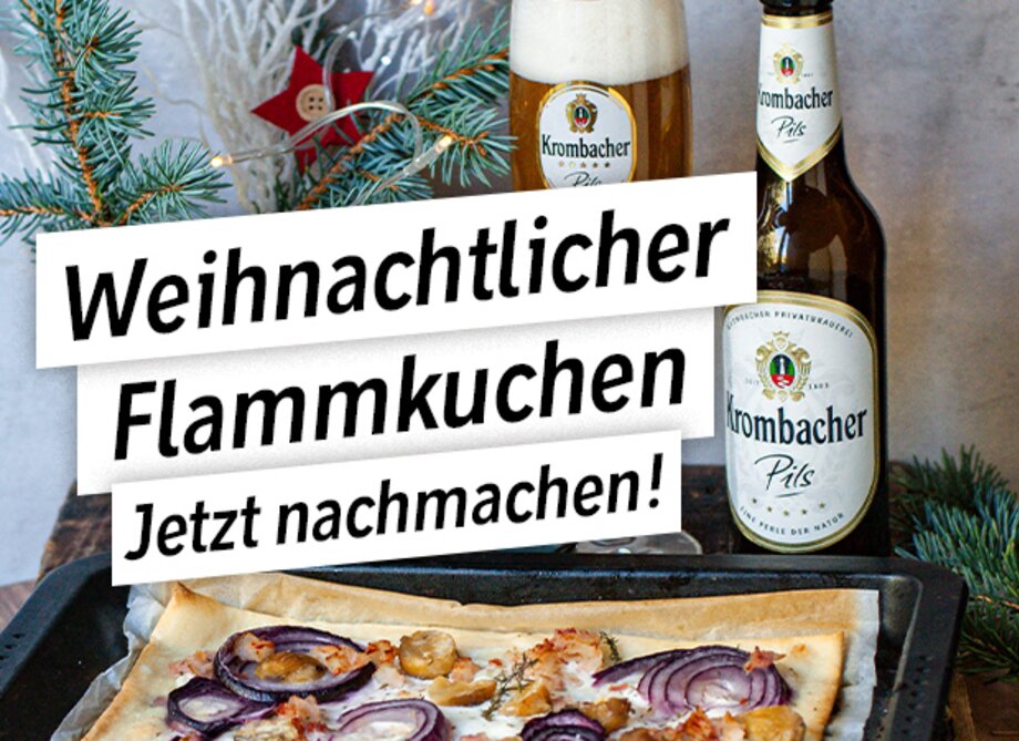 Ein Flammkuchen mit Zwiebeln und Speck auf einem Blech, umgeben von Tannenzweigen. Im Hintergrund stehen ein Krönbacher Pils Bier und ein Glas Bier.