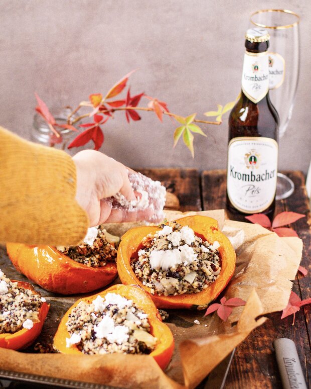 Die Kürbise werden mit dem Inhalt der Pfanne und Feta gleichmäßig gefüllt.