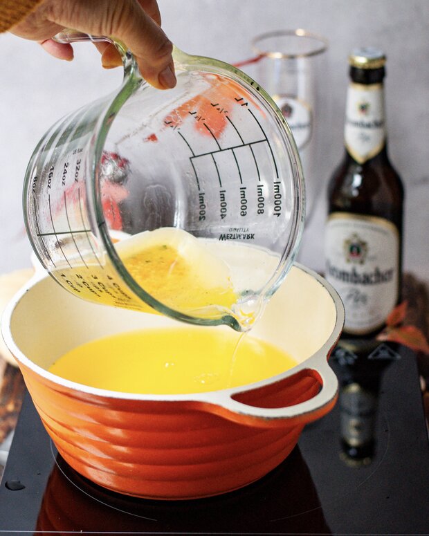 Eine Gemüsebrühe wird auf einem Herd erhitzt.