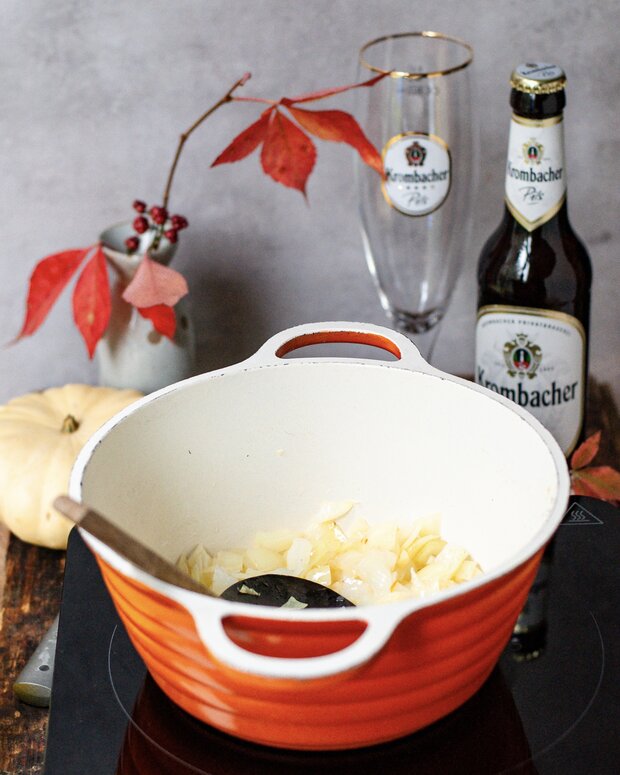 In einem Topf werden Zwiebeln und Knoblauch angeschwitzt.