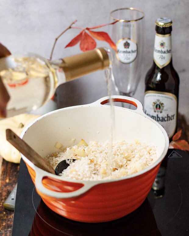 Topfinhalt wird mit Weißwein abgelöscht.