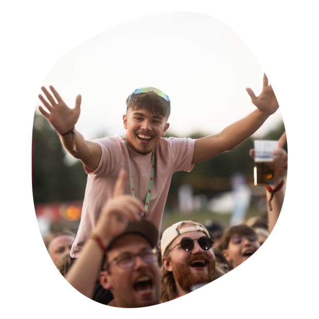 Menschenmenge bei Nacht vor beleuchteter Bühne mit Schriftzug 'Krombacher Festivalsommer Bautz Festival'
