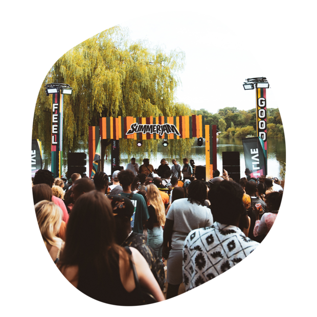 Menschenmenge bei Krombacher Festivalsommer Summerjam mit Logo und Schriftzug 'Festivalsommer'