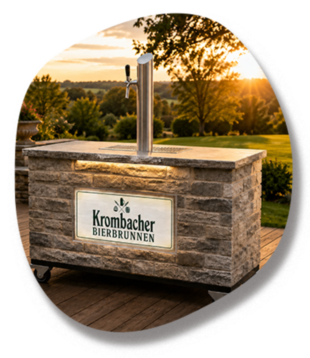 Mobiler Krombacher Bierbrunnen mit Zapfhahn und beleuchtetem Krombacher-Bierschild vor sonniger Landschaft.