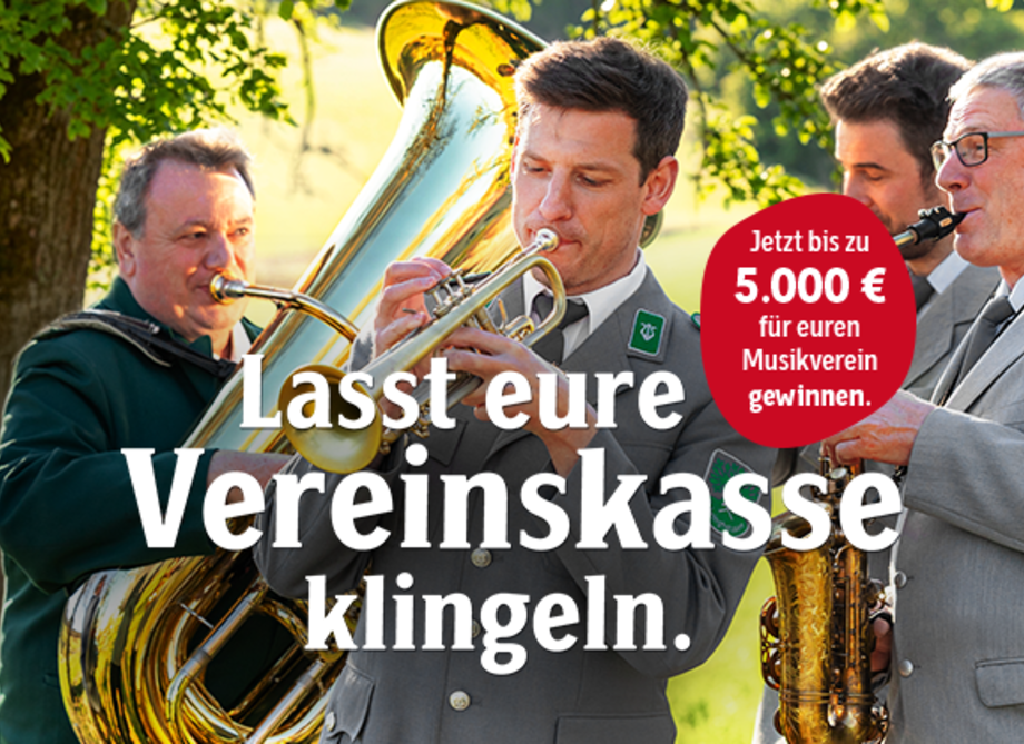 Vier Musiker in Trachten spielen Blasinstrumente im Freien, Text 'Lass die Vereinskasse klingeln', Hinweis auf Gewinn von bis zu 5.000 Euro für Musikverein
