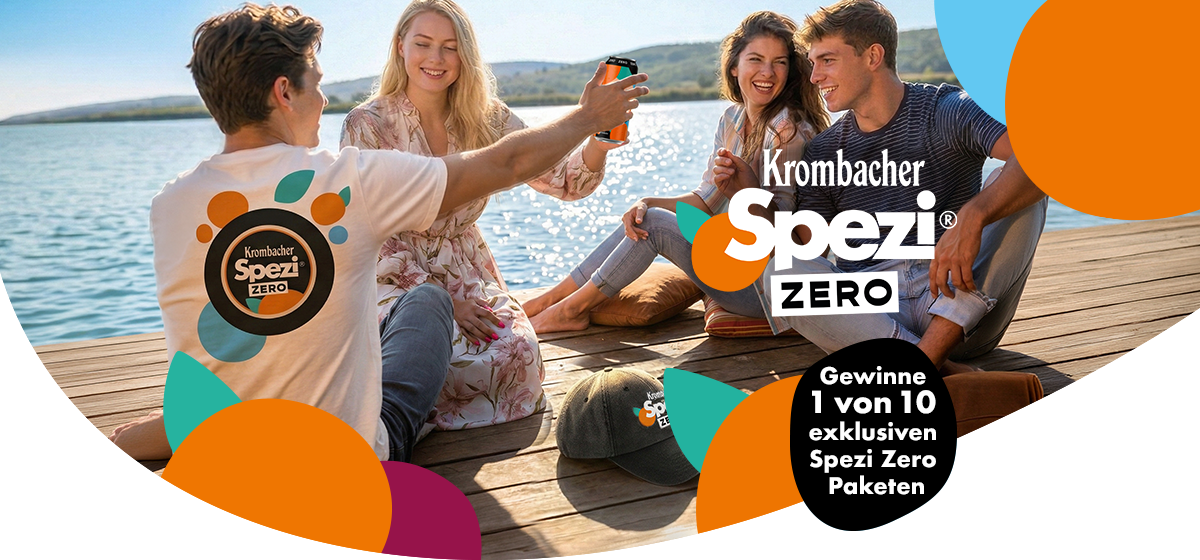 Eine Gruppe junger Leute genießt Krombacher Spezi Zero Getränke auf einem Holzsteg am See, mit Werbung für ein Gewinnspiel von exklusiven Produktpaketen.