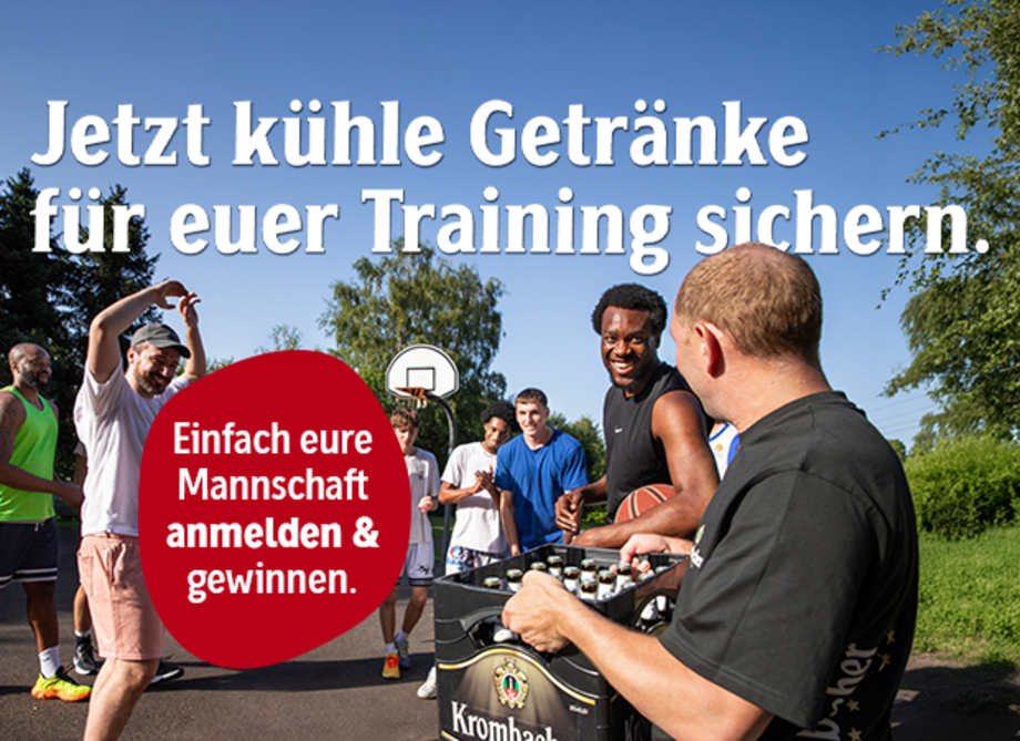 Eine Gruppe von Männern macht eine Pause beim Basketballtraining auf einem Outdoor-Platz, während eine Person Getränke aus einem Kasten verteilt, begleitet von dem Werbetext „Jetzt kühle Getränke für euer Training sichern."