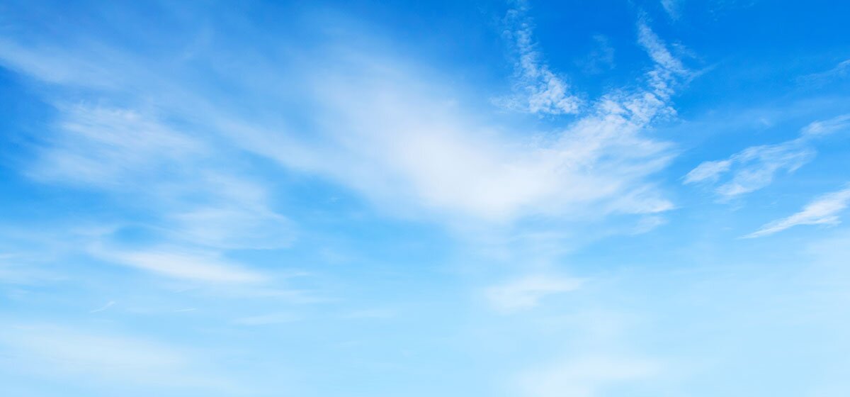 Blauer Himmel mit Wolken.
