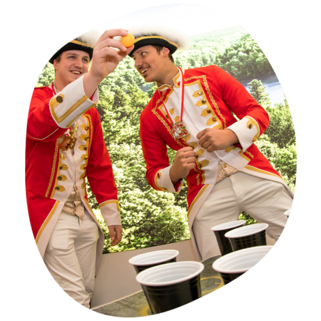 Gruppe von zwei Jungen Männern im Gardekostüm die Beerpong spielen.