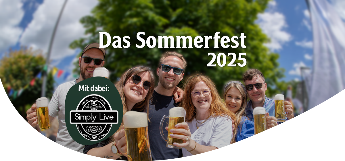 Gruppe junger Menschen hält Biergläser bei Sommerfest 2025 mit Live-Musik von Simply Live