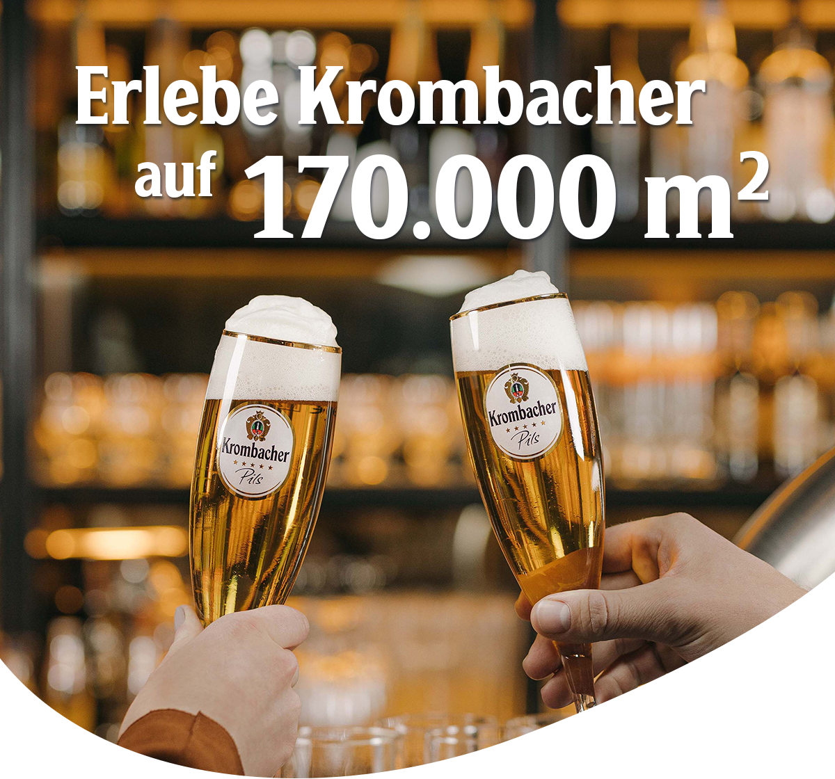 Zwei Hände stoßen mit Krombacher Pils Gläsern mit Schaum an, darüber eine Headline 'Erlebe Krombacher auf 170.000 m²'.