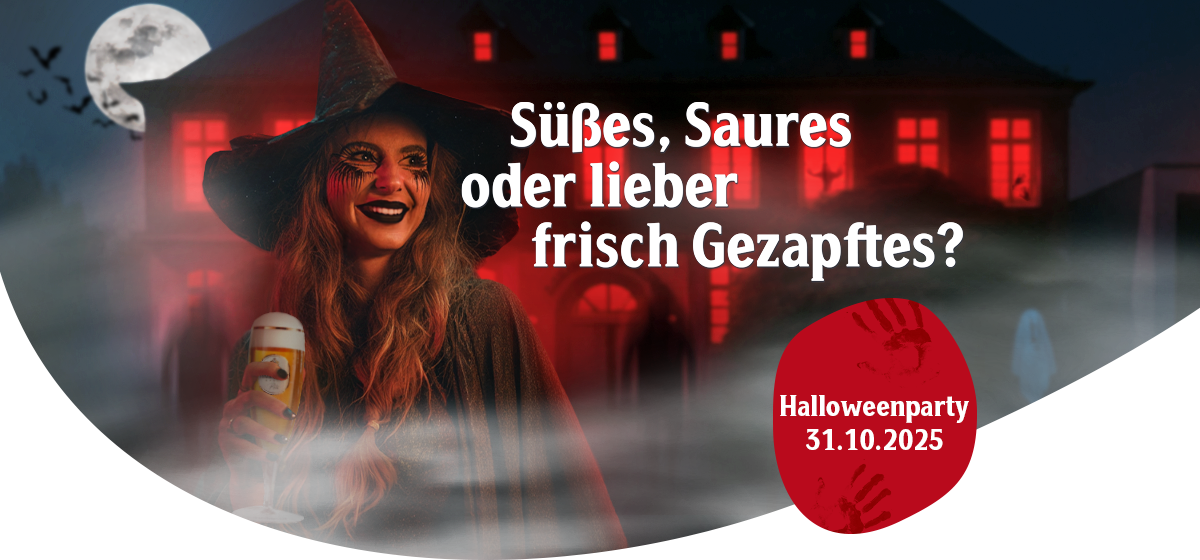 Frau in Hexenkostüm mit Hut hält Pilsglas vor beleuchtetem Haus bei Vollmond, Text 'Süßes, Saures oder lieber frisch Gezapftes?', Hinweis auf Halloweenparty am 31.10.2025