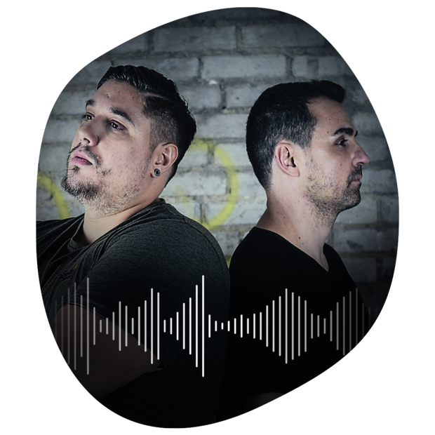 Fabian und Daniel vom True Crime Podcast Blutrausch stehen Rücken an Rücken vor einer grauen Ziegelwand, darunter eine weiße Schallwellen-Grafik