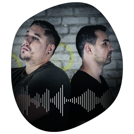 Fabian und Daniel vom True Crime Podcast Blutrausch stehen Rücken an Rücken vor einer grauen Ziegelwand, darunter eine weiße Schallwellen-Grafik