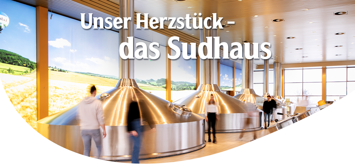 Innenansicht einer Brauerei mit großen kupferfarbenen Sudkesseln und Personen, die sich im Sudhaus bewegen. Headline: Unser Herzstück, das Sudhaus.