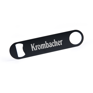 Krombacher Flaschenöffner als Speedopener. Schwarzer Flaschenöffner mit dem Schriftzug 'Krombacher' in weiß.