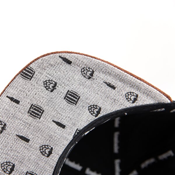 Innenansicht der modischen Krombacher Snapback Cap mit einzigartigem Druck.