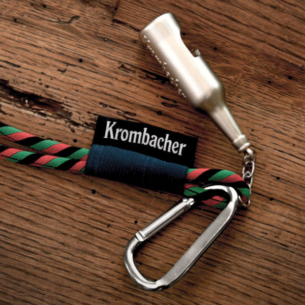 Schlüsselband mit Karabinerhaken und Flaschenöffner in Flaschenform, mit Krombacher-Logo auf schwarzem Stoffband.